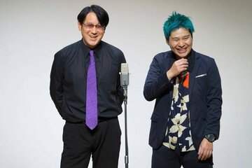ライブを主催する服部拓也（右）。ライブではサンキュータツオ（左）とともにMCも務める