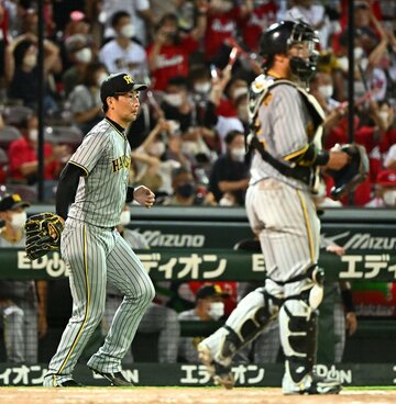  サヨナラ打を打たれた阪神・岩崎（左）と梅野（東スポWeb）