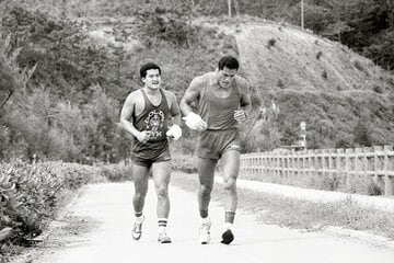 アントニオ猪木さん（右）とランニングする蝶野正洋