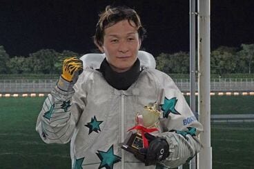トロフィーを手にした岡村慶太