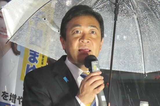 降りしきる雨の中、演説した玉木雄一郎氏