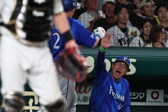 8回、先制本塁打の牧を迎えるDeNA・相川監督