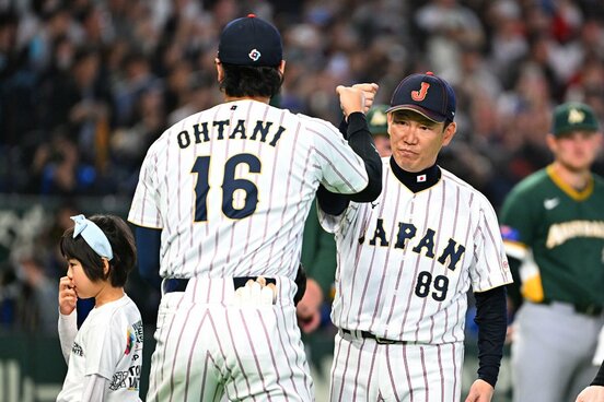 試合前、大谷翔平（左）とグータッチする井端監督