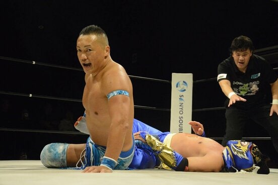 ハヤブサ(右)を攻めるCIMA(ゼロワン提供写真)