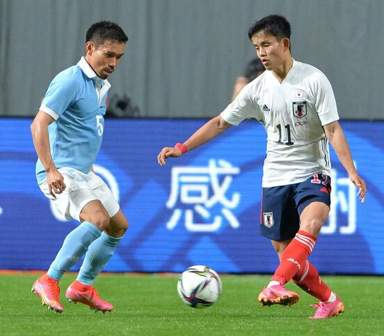  先日のＡ代表との試合でも果敢に仕掛けた久保（左）