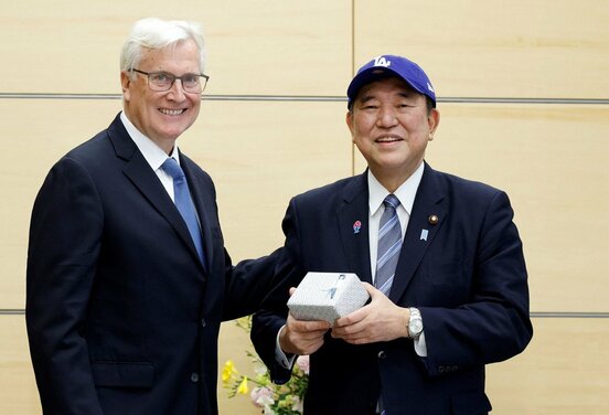 マーク・ウォルター氏（左）と石破茂首相（ロイター）