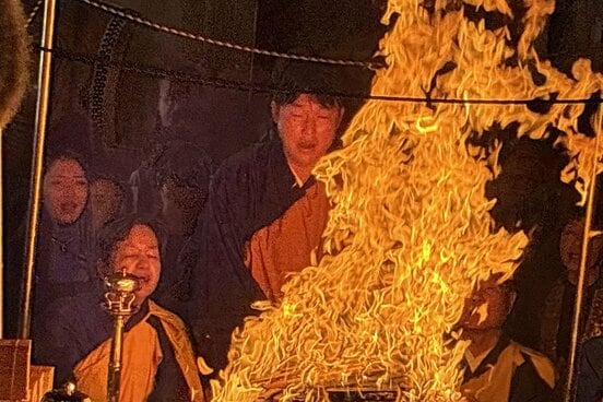 恒例の護摩行を行う新井監督