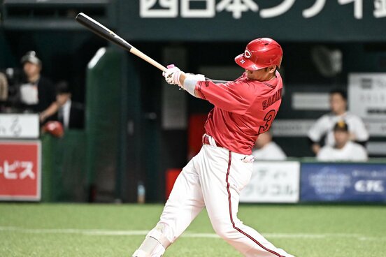 3回、適時二塁打を放つ坂倉