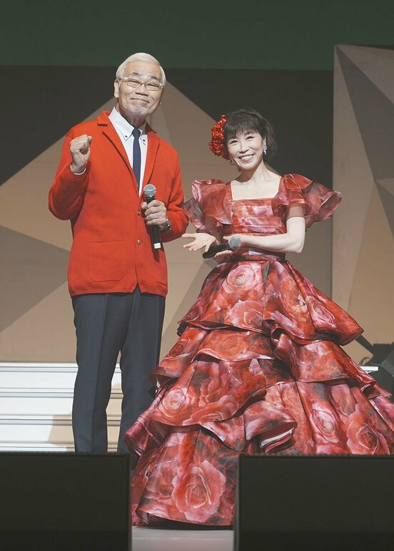 水森かおり(右)のメモリアルコンサートに招かれ、デュエットを披露したオール巨人