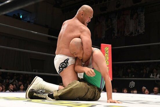 みなみかわを攻める秋山準(左)