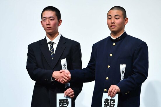 愛工大名電・山口泰知主将（左）と報徳学園・間木歩主将