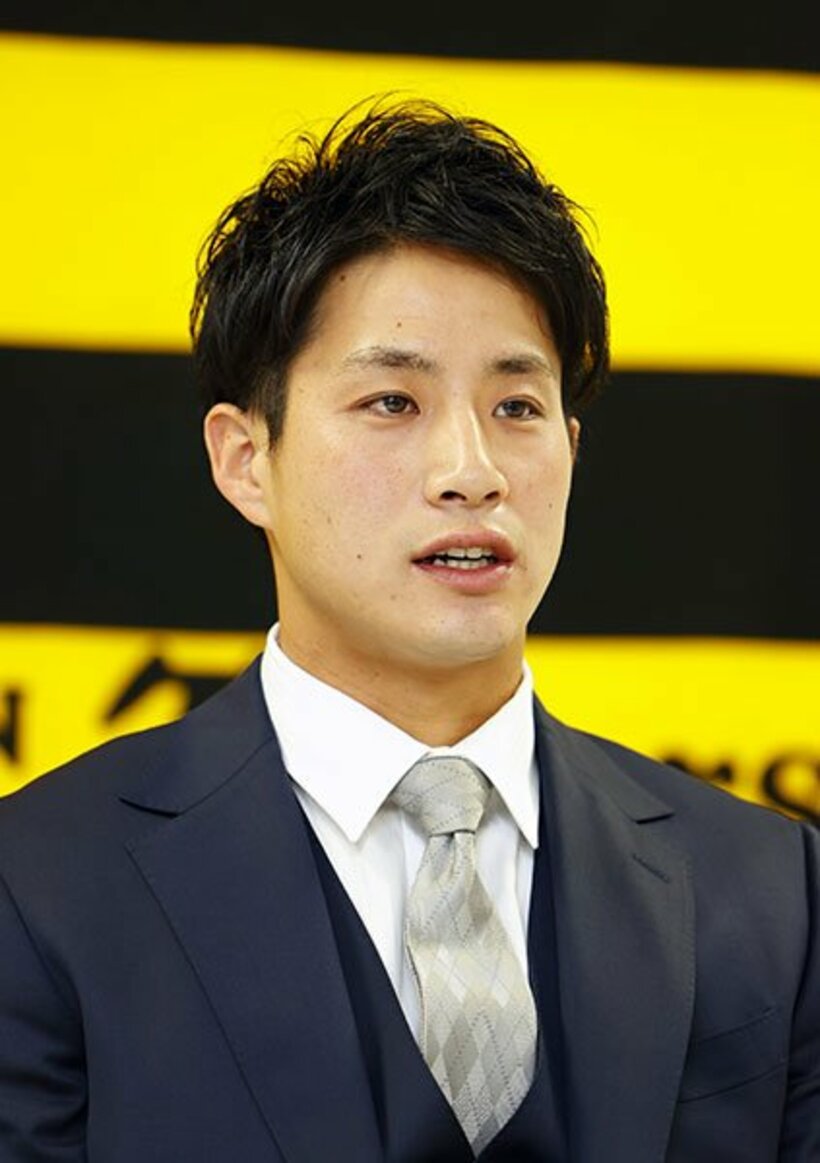  契約更改し、記者会見する木浪（代表撮影）