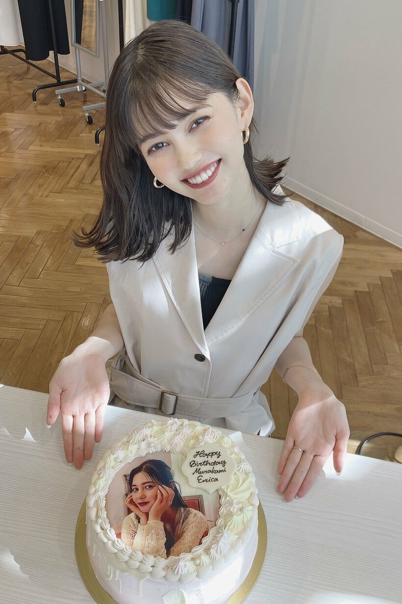 特製ケーキに笑顔の村上愛花