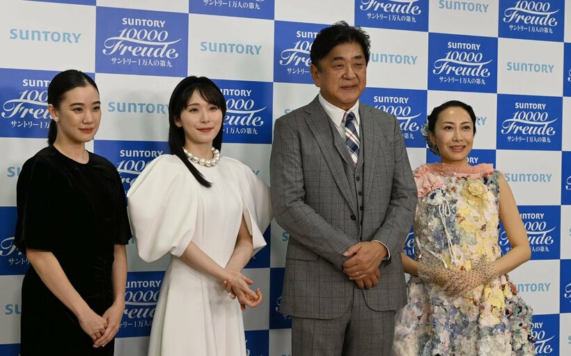 左から蒼井優、松岡茉優、佐渡裕、一青窈