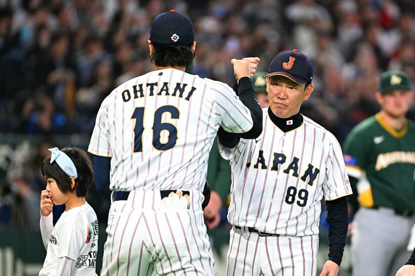 試合前、大谷翔平（左）とグータッチする井端監督