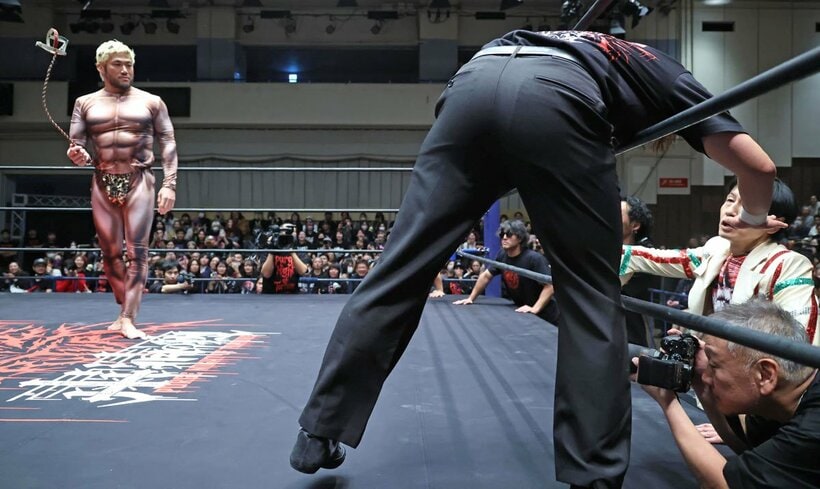 ボディスーツ姿のＳＡＮＡＤＡ（左）は空中犬ミケーレのリードを奪い…