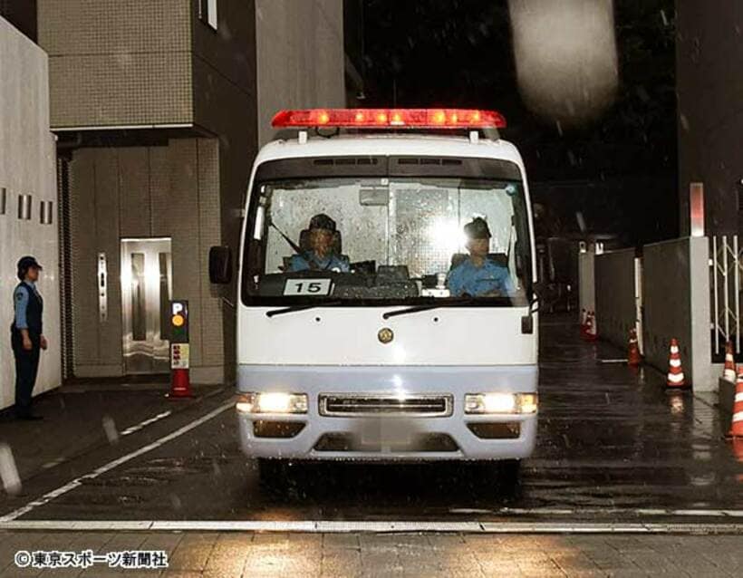  坂口杏里容疑者を乗せたとみられる警察車両