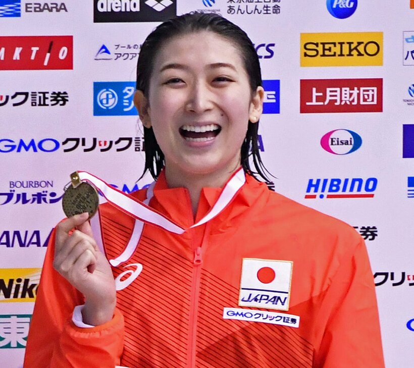  池江は表彰式で満面の笑みを浮かべた