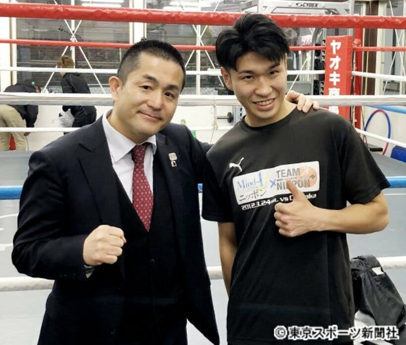  黒田雅之（右）と新田渉世会長