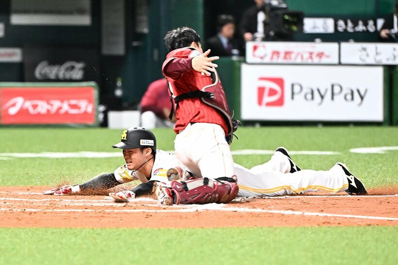 ８回、中村晃の二ゴロでホームに突入するソフトバンク・庄子