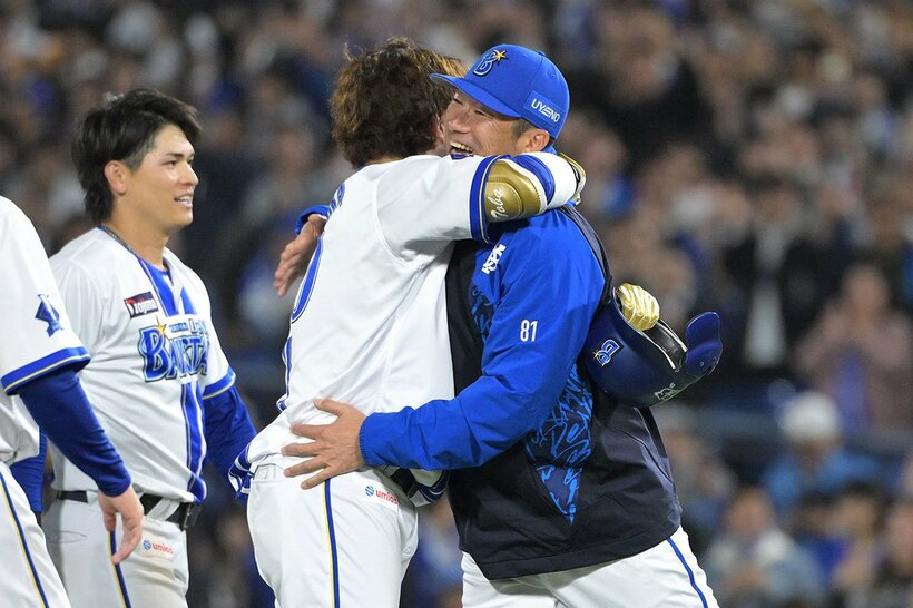 延長11回、サヨナラ二塁打を放った戸柱恭孝(左)と抱擁するDeNA・相川監督