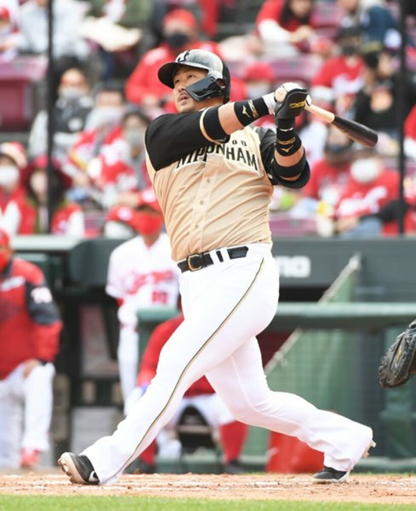  地元で豪快アーチを放った中田翔