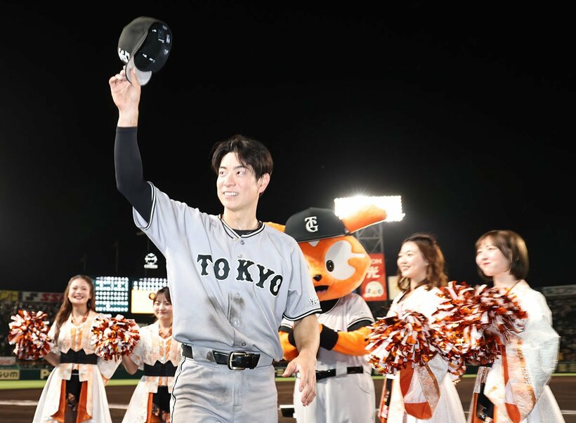 ファンの声援に応える松本剛