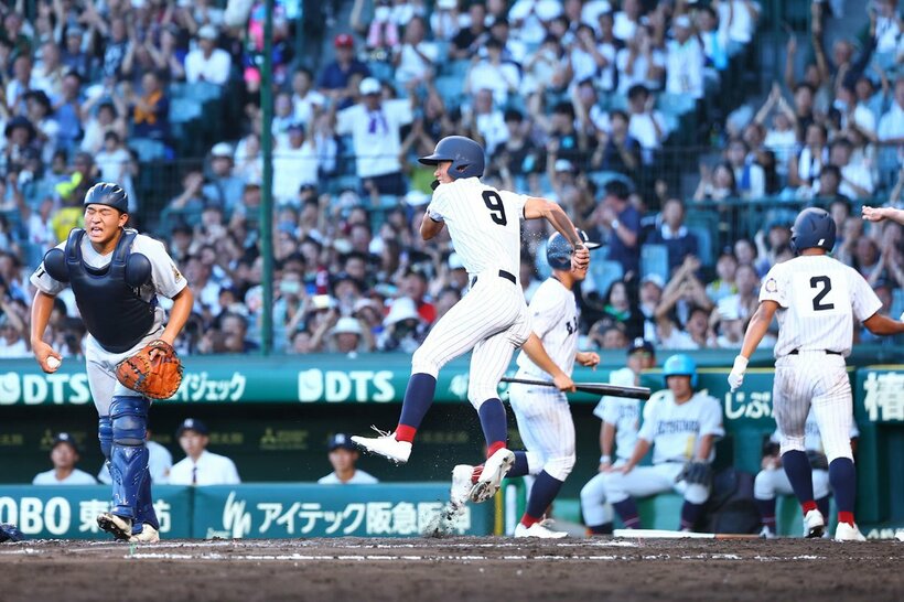 ９回に永田の満塁一掃打で生還し、喜びを爆発させる有明・山崎(中)