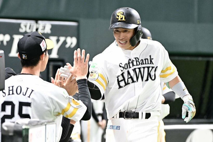 ７回、２ランを放ちナインとタッチするソフトバンク・野村勇