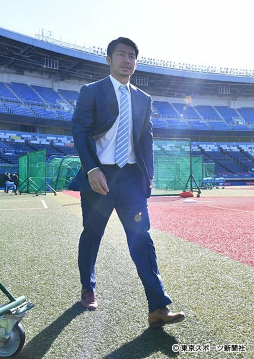  投手陣へのあいさつに向かう鳥谷