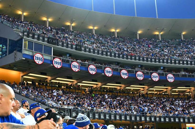 スタジアムに掲げられているドジャースの歴代ワールドチャンピオンのボード