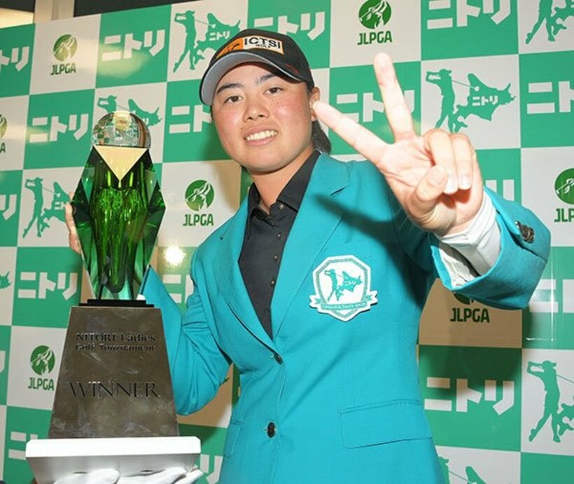  ２戦連続優勝を決めてトロフィーを手にピースサインする笹生(代表撮影）