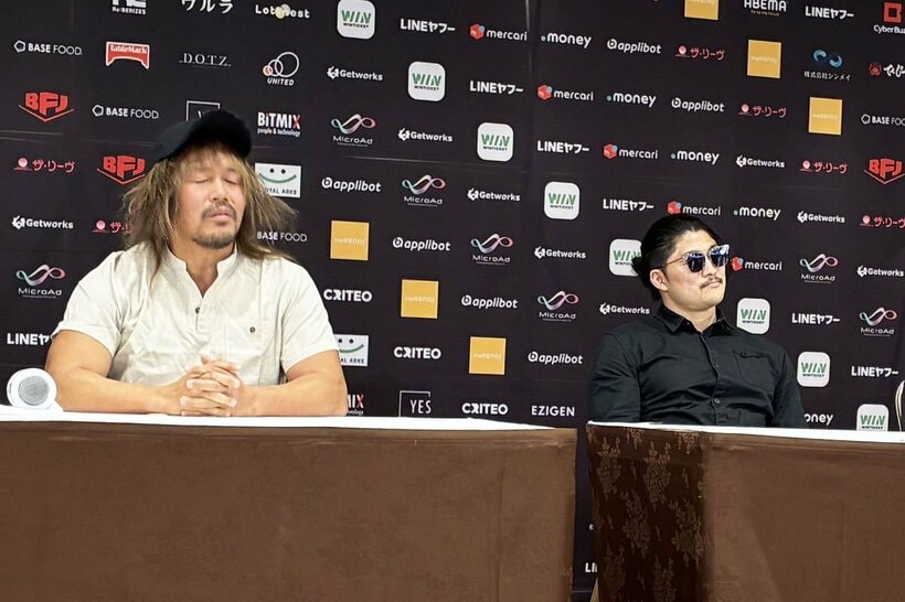 5・2両国で内藤哲也(左)との一騎打ちを控えるOZAWA