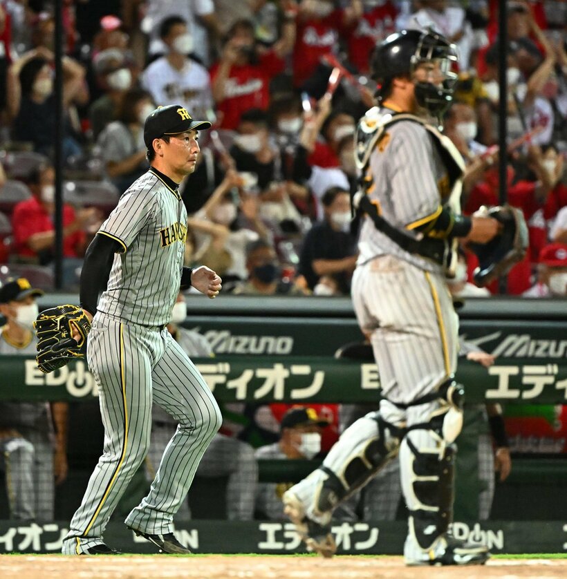  サヨナラ打を打たれた阪神・岩崎（左）と梅野（東スポWeb）