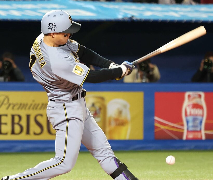 打球が左足のつま先に当たってしまった阪神・森下翔太