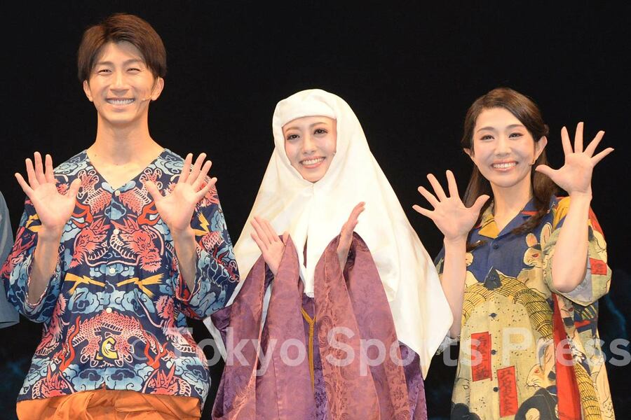 （左から）濵田崇裕、朝月希和、笠松はる