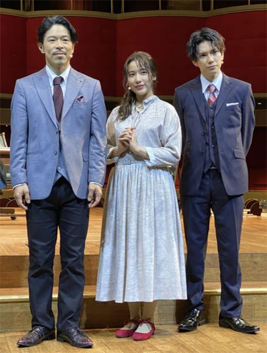  左から松本利夫、伊波杏樹、糸川耀士