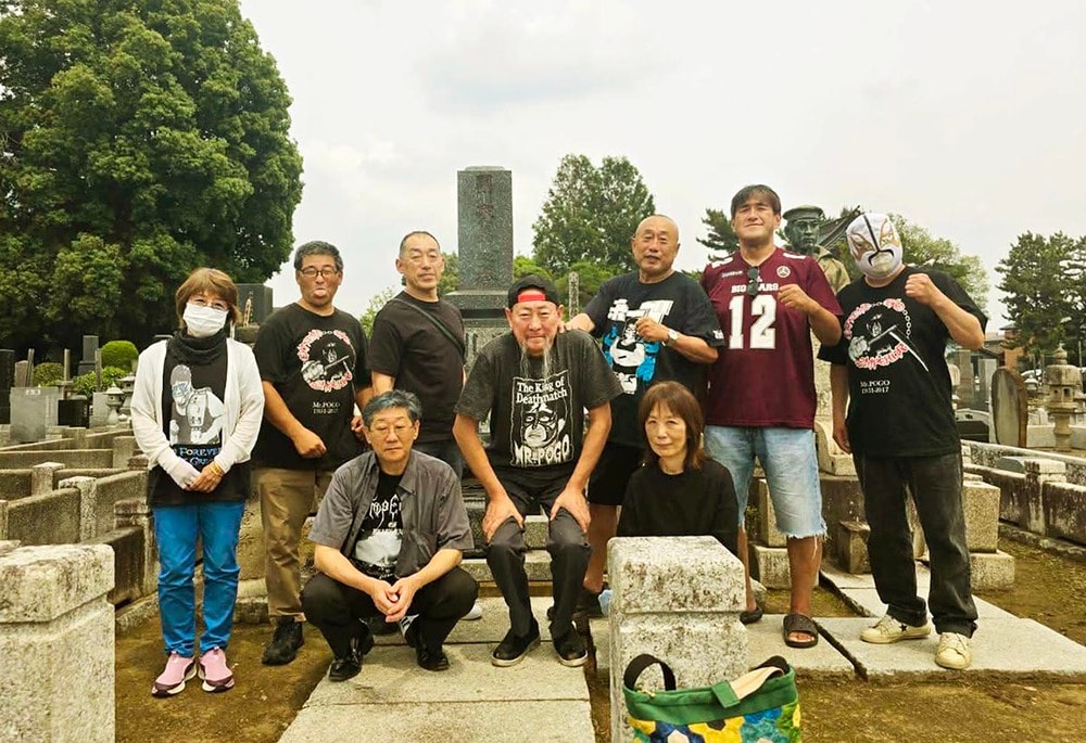 ポーゴの墓参りをする戸井(左から3人目)、ラーメンマン(中央)ら関係者(2026年6月、群馬・伊勢崎市の天増寺)