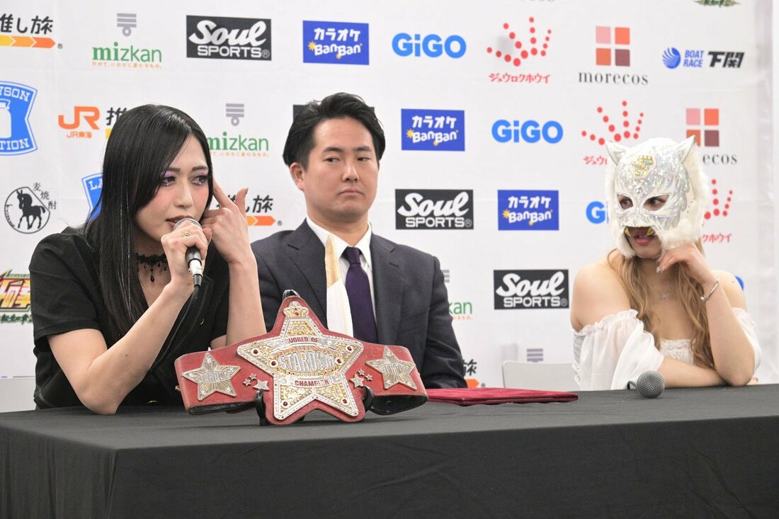 キッド(右)への不満を爆発させる上谷沙弥(左)を、心配そうに見つめる岡田太郎社長