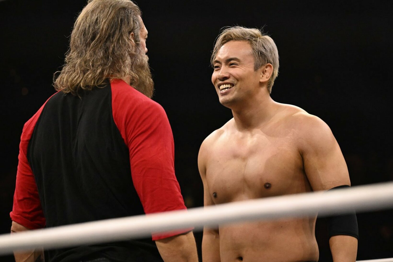 元WWEエッジのアダム・コープランド（左）と対峙し、不敵な笑みを浮かべたオカダ・カズチカ　©All Elite Wrestling