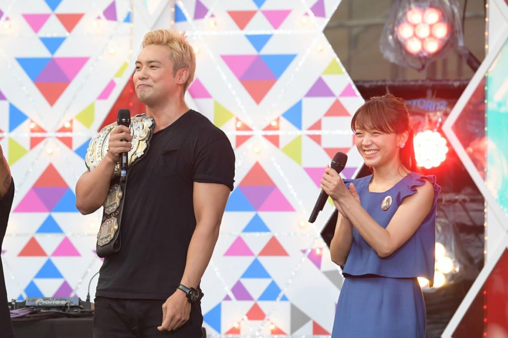 イベントで共演したオカダ・カズチカ(左)と三森すずこ(2016年)