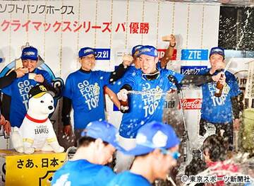  左から工藤監督、王球団会長、柳田