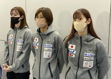 世界選手権から帰国した（前列左から）早田ひな、佐藤瞳、長崎美柚