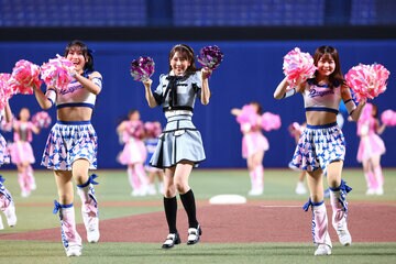 チアドラとダンスを踊るSKE４８・熊崎晴香（中）