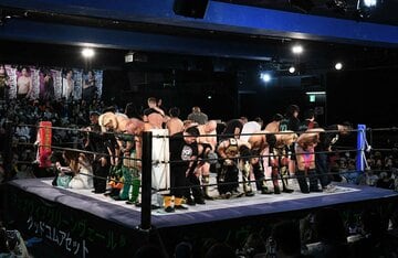 最後の新宿フェイスであいさつするDDTのレスラー