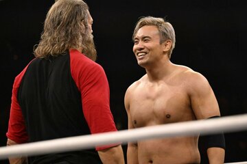 元WWEエッジのアダム・コープランド（左）と対峙し、不敵な笑みを浮かべたオカダ・カズチカ　©All Elite Wrestling