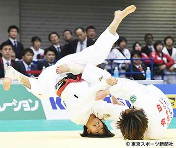  角田夏実（右）の巴投げで一本負けを喫した阿部詩