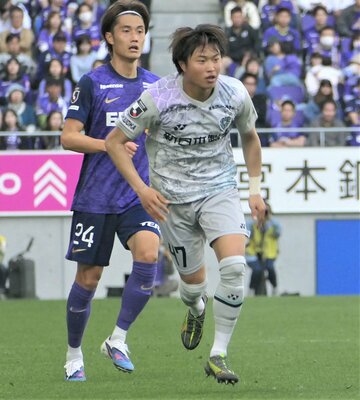広島戦で得点を挙げたＪ１福岡のＭＦ橋本悠(手前)