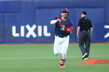 初回に先制ソロを放ち、「お茶たて」ポーズを決めるカブス・鈴木誠也