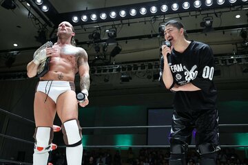 シェイン・ヘイスト（左）の通訳として登場したOZAWA